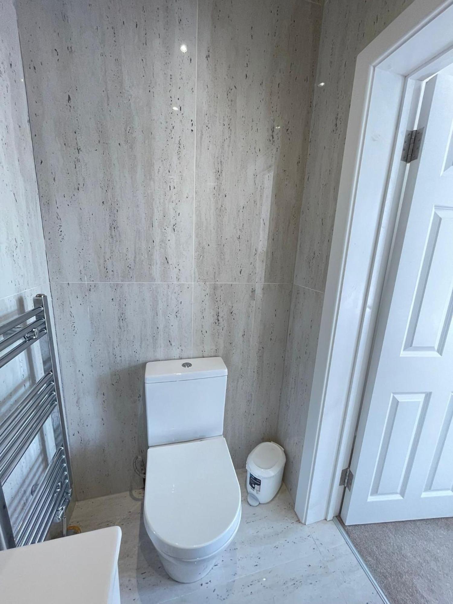 Comfortable Bay Window Stone Private Bathroom Эджвар Экстерьер фото