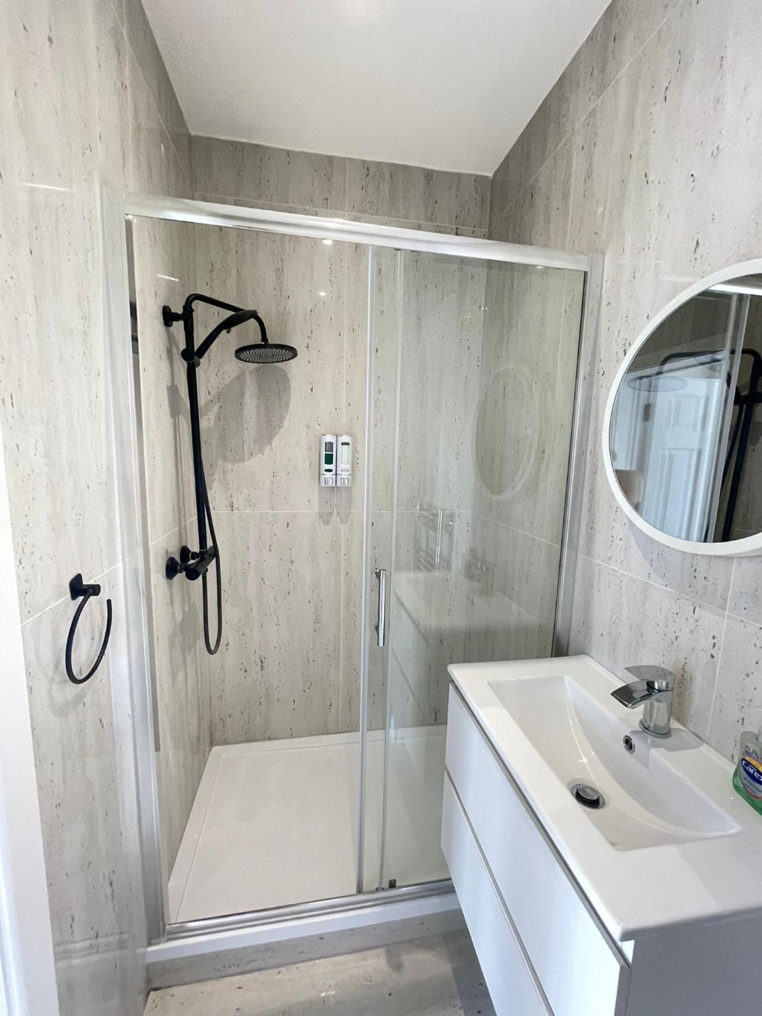 Comfortable Bay Window Stone Private Bathroom Эджвар Экстерьер фото