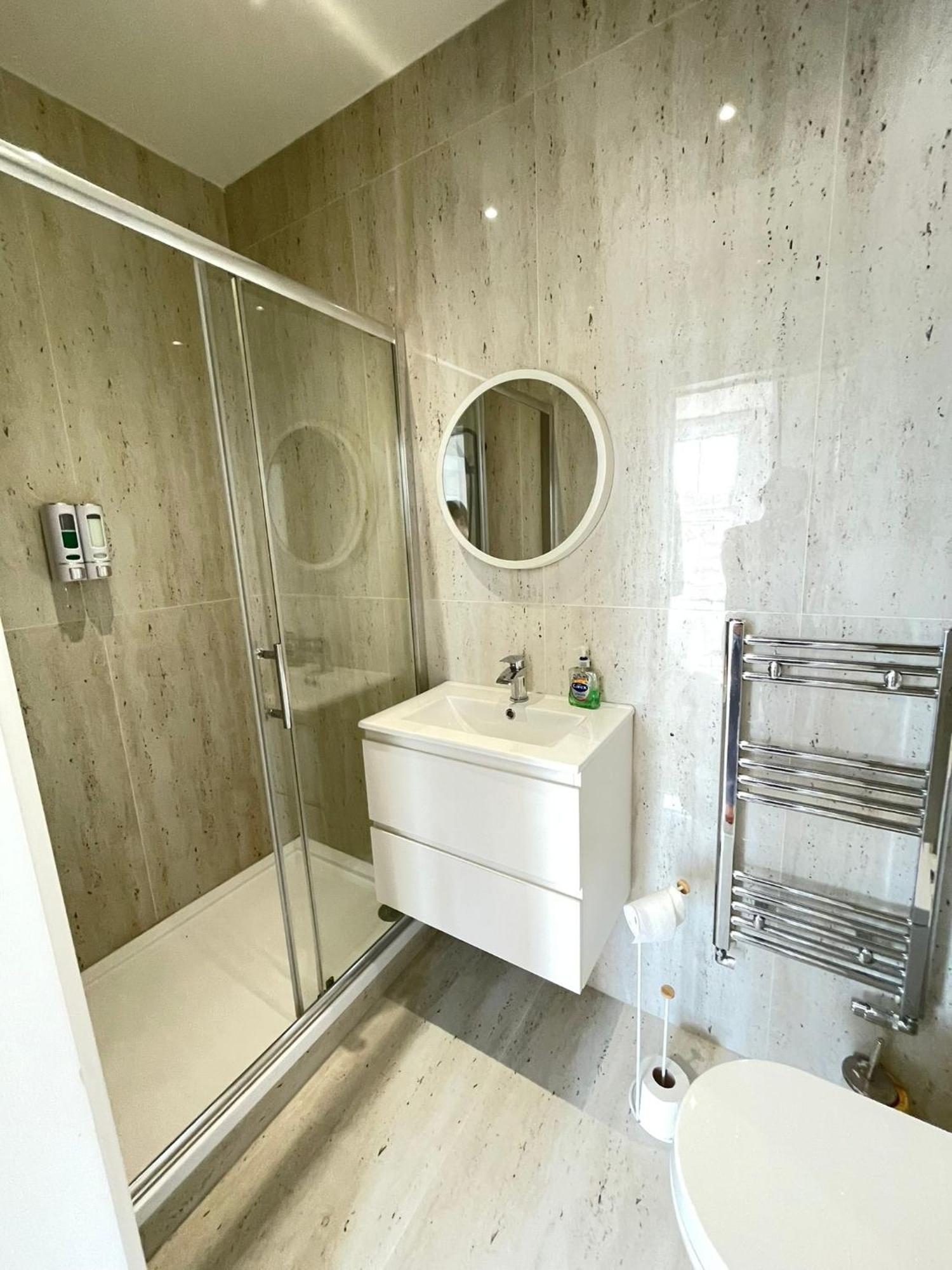Comfortable Bay Window Stone Private Bathroom Эджвар Экстерьер фото