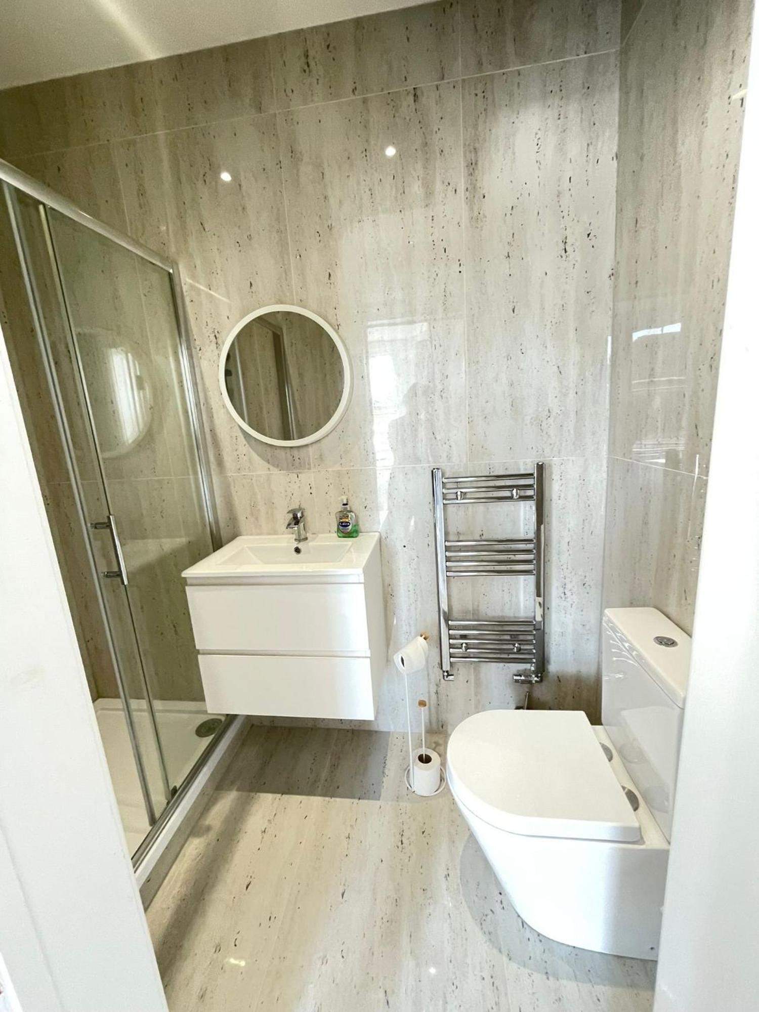 Comfortable Bay Window Stone Private Bathroom Эджвар Экстерьер фото